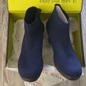 NWT bernie mev. Navy Booties (memory foam)